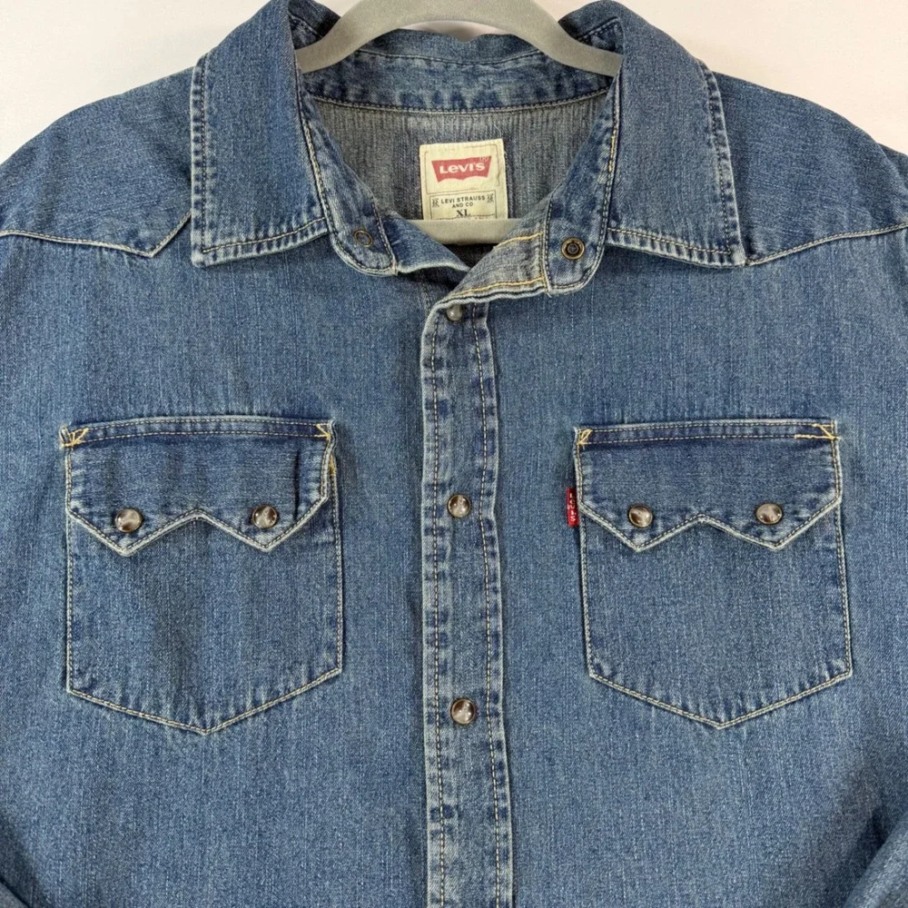 VIntage Levis Mens Western Denim Shirt XL Medium Wash Pearl Snap Long Sleeve